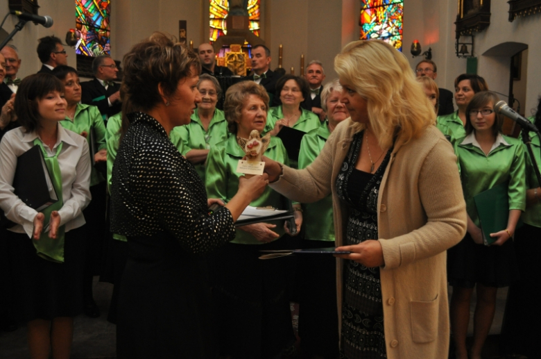 Podziękowanie i przekazanie pamiątkowego Anioła przez dyrektor GOK Magdalenę Kożuszko dyrygentce - pani Aldonie Janik