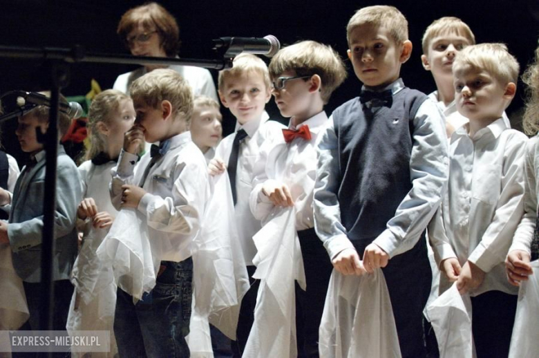 Występy młodych artystów na koncercie świątecznym