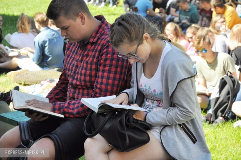 Wspólne czytanie w średzkim ogólniaku