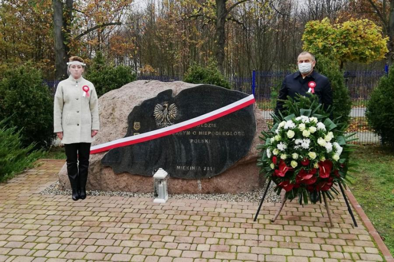 Złożenie kwiatów pod pomnikiem 