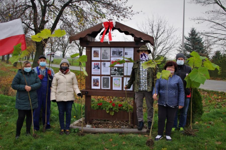 Członkowie stowarzyszenia "Nasz Mieczków" nasadzili drzewa tlenowe