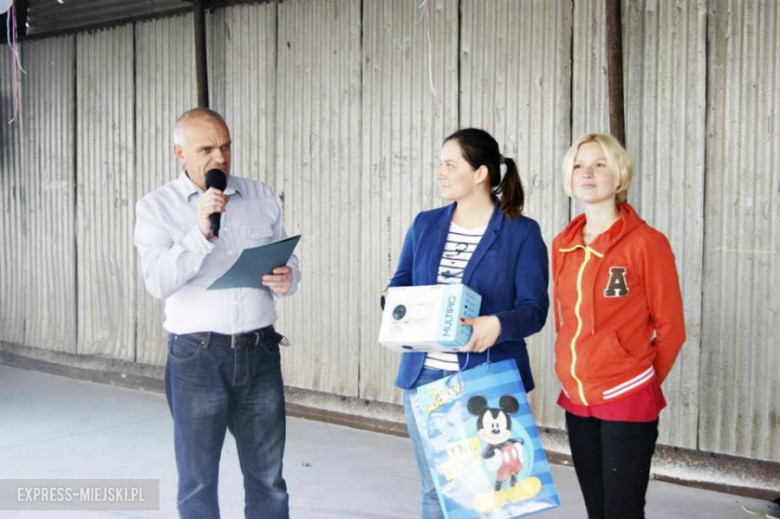 Z okazji Dnia Dziecka firma Składbud ze Środy Śląskiej wyposażyła swietlicę wiejską w projektor multimedialny