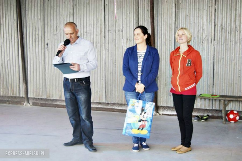 Z okazji Dnia Dziecka firma Składbud ze Środy Śląskiej wyposażyła swietlicę wiejską w projektor multimedialny