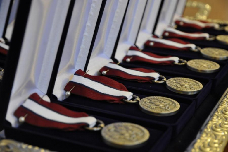 Starości z odznakami honorowymi