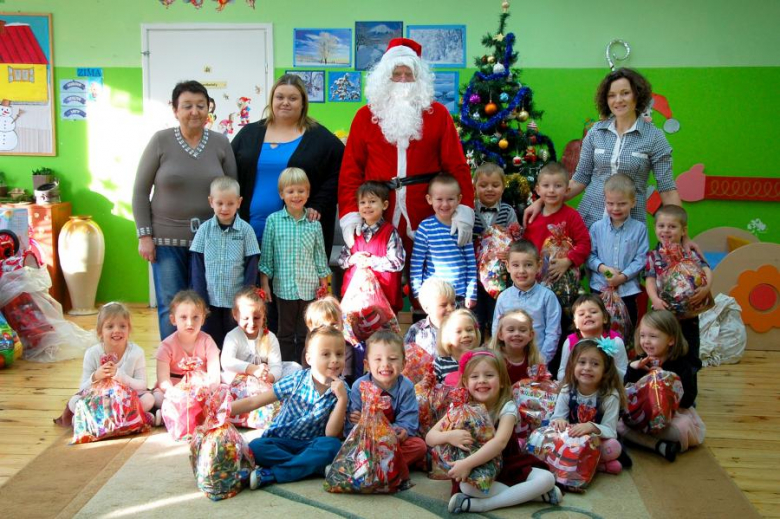 Mikołaj z wizytą w przedszkolu w Ciechowie