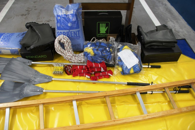 Przekazanie nowego sprzętu strażakom