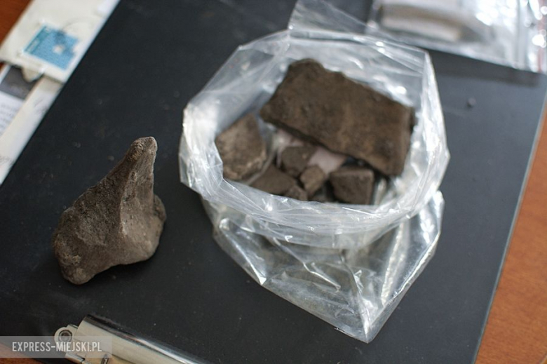 Znalezione kości i fragmenty naczyń