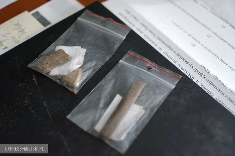 Znalezione kości i fragmenty naczyń