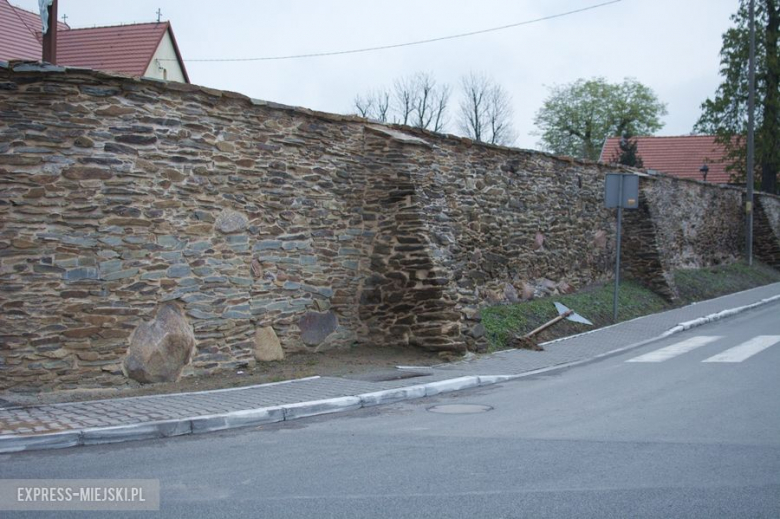 Mur w Cesarzowicach przy kościele