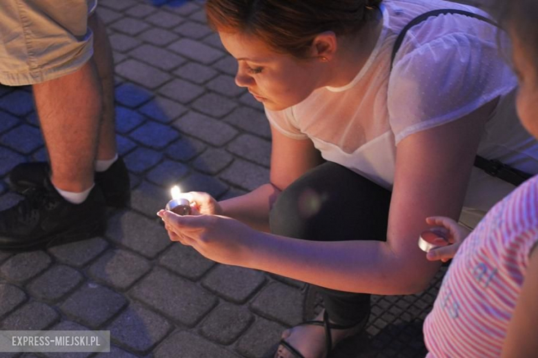 Protest przed budynkiem sądu w Środzie Śląskiej