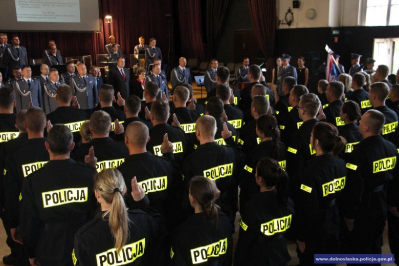 Ślubowanie nowo przyjętych policjantów
