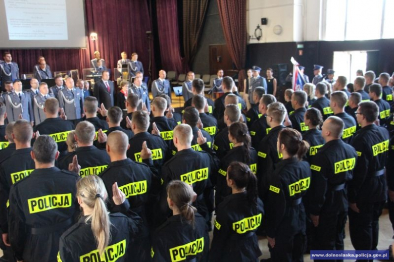 Ślubowanie nowo przyjętych policjantów