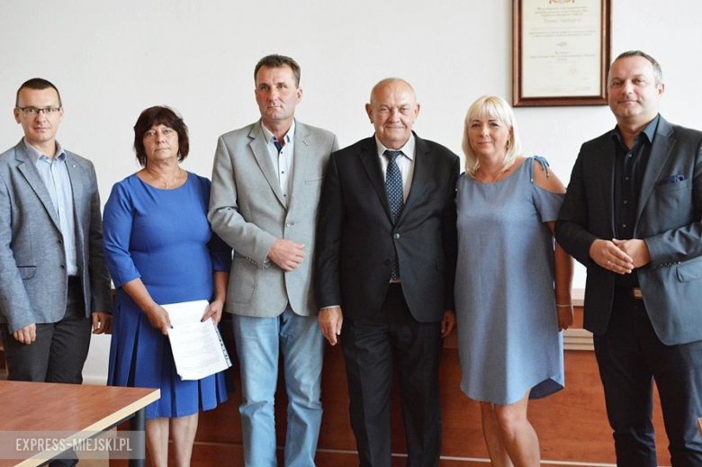 Podpisanie umów na nowe ścieżki i chodniki