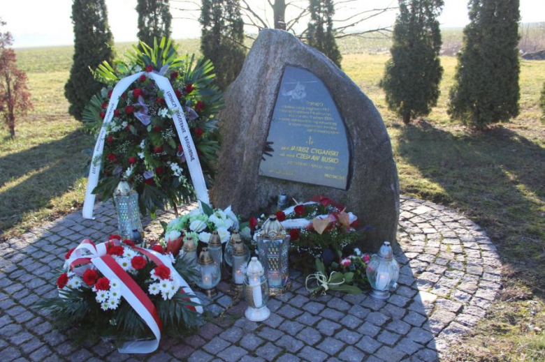 Pod pomnikiem złożone zostały kwiaty