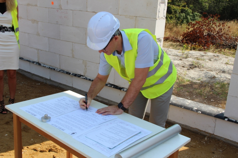 Wkopano akt erekcyjny