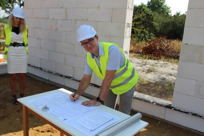 Wkopano akt erekcyjny