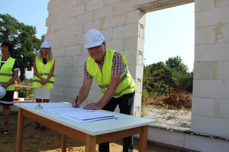 Wkopano akt erekcyjny