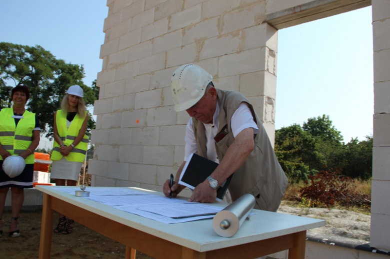 Wkopano akt erekcyjny