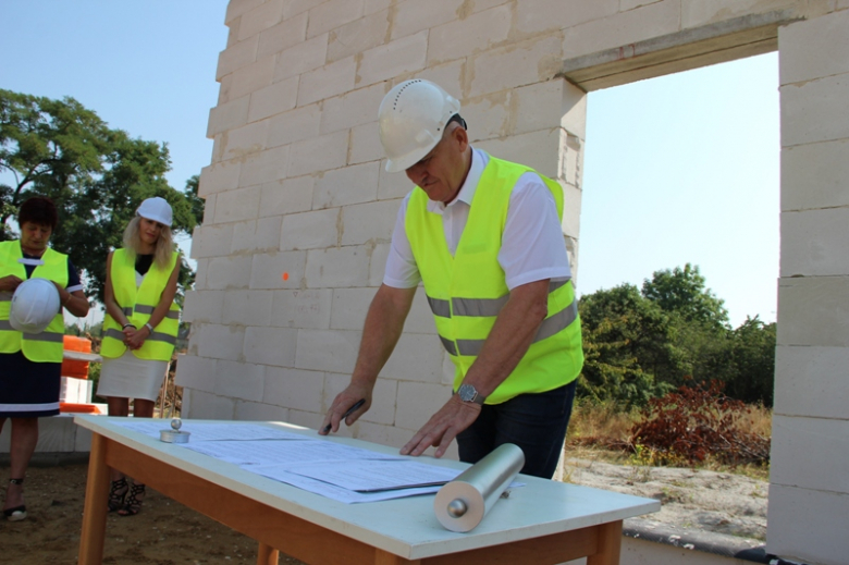 Wkopano akt erekcyjny