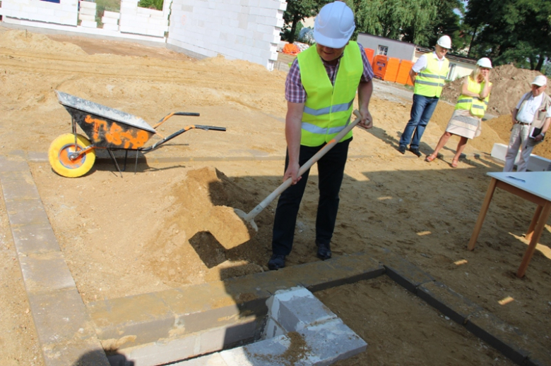 Wkopano akt erekcyjny