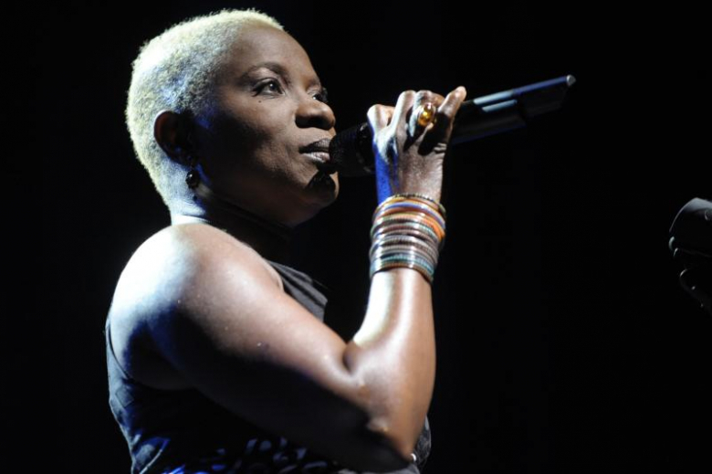 Angelique Kidjo rozgrzewająca publiczność
