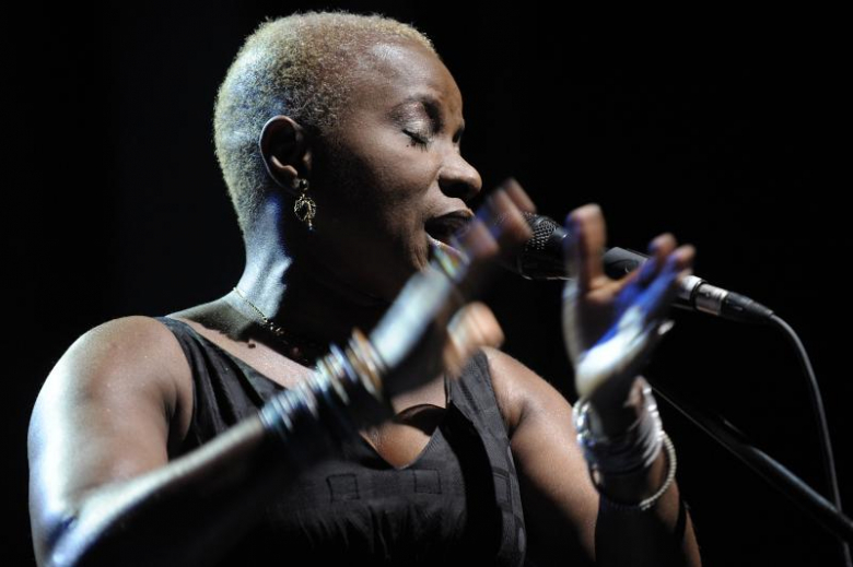 Angelique Kidjo rozgrzewająca publiczność