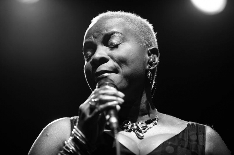 Angelique Kidjo rozgrzewająca publiczność