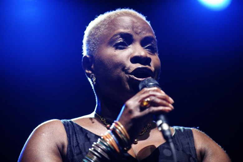 Angelique Kidjo rozgrzewająca publiczność