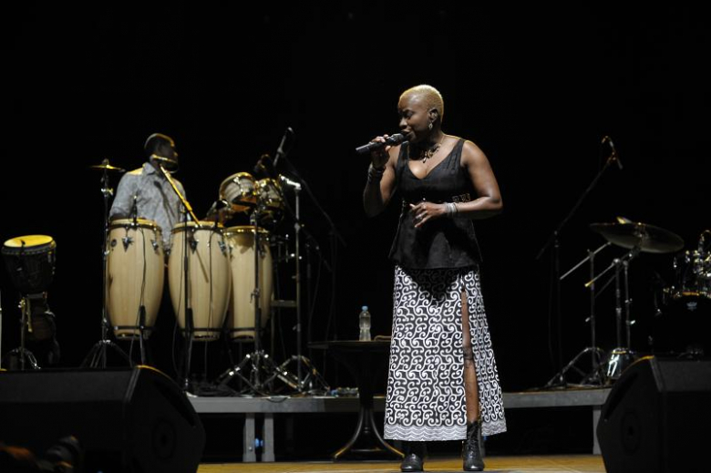 Angelique Kidjo rozgrzewająca publiczność