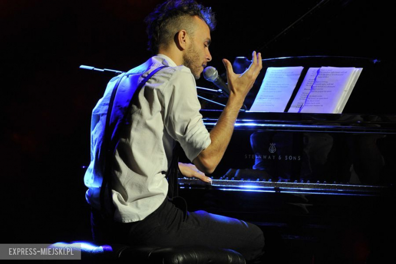 Autor tekstów, wokalista, lider zespołu Asaf Avidan & The Mojos z własnym projektem akustycznym