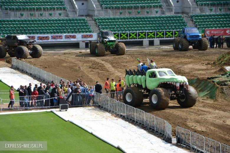 Monster Trucki na stadionie miejskim we Wrocławiu.