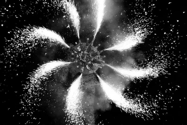 Niesamowity pokaz pirotechniczny Groupe F