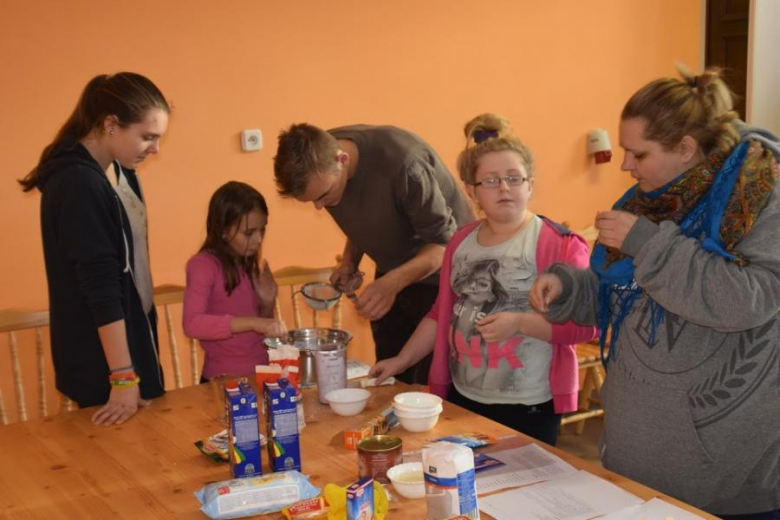 Podczas spotkania powstały przepyszne pączki i faworki