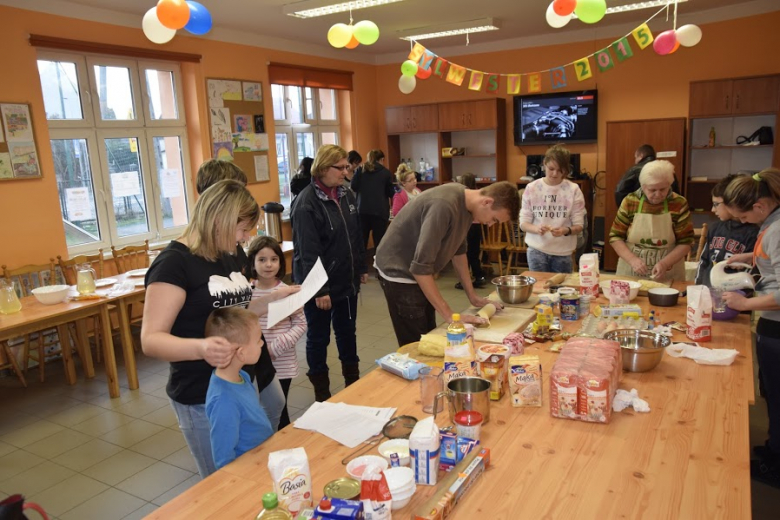 Podczas spotkania powstały przepyszne pączki i faworki