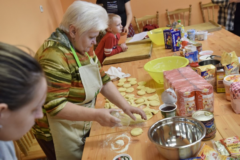 Podczas spotkania powstały przepyszne pączki i faworki