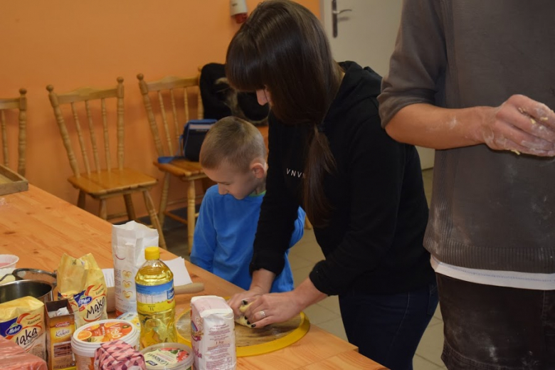 Podczas spotkania powstały przepyszne pączki i faworki