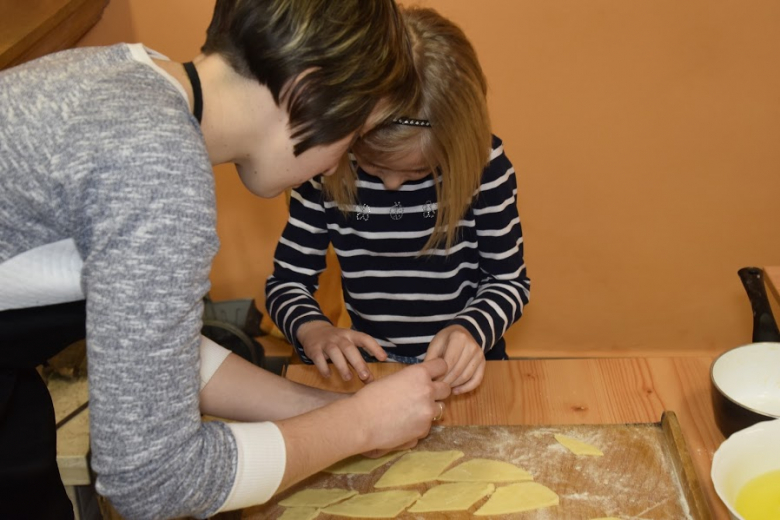 Podczas spotkania powstały przepyszne pączki i faworki