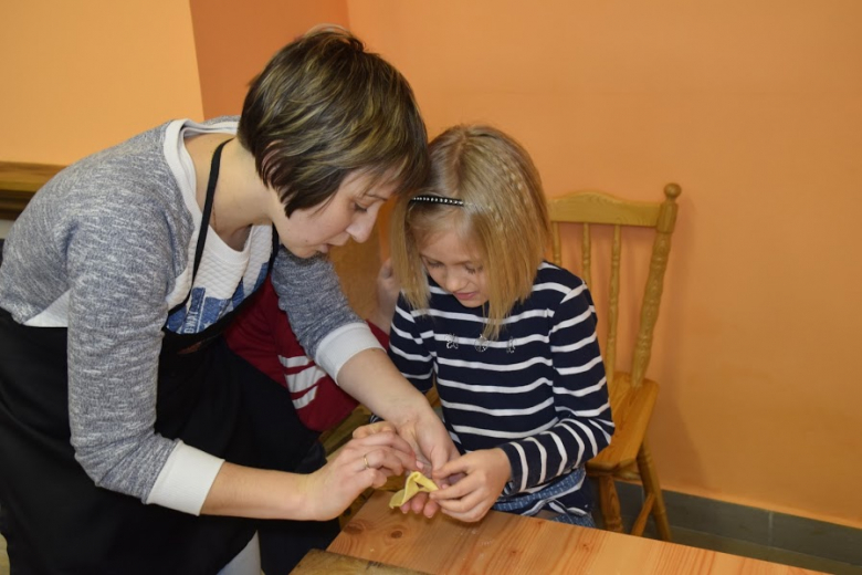 Podczas spotkania powstały przepyszne pączki i faworki