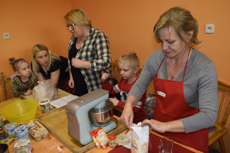 Podczas spotkania powstały przepyszne pączki i faworki