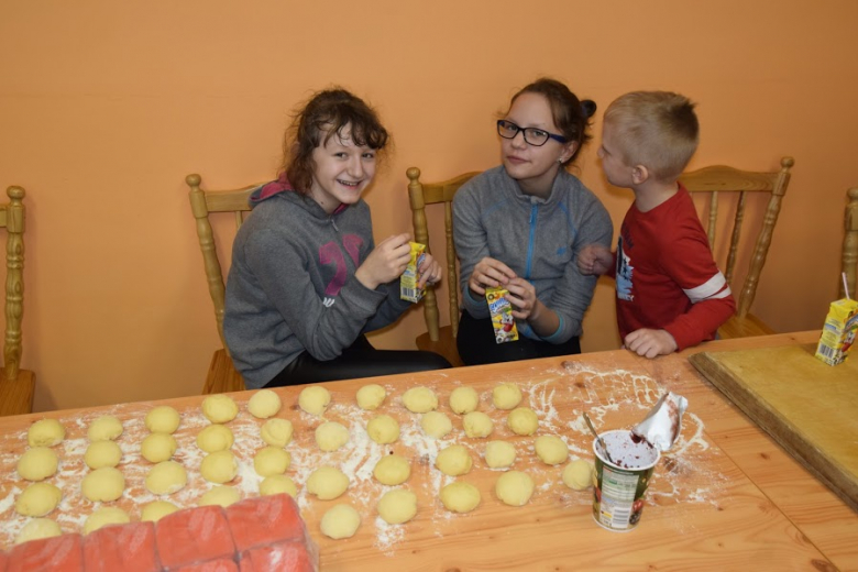 Podczas spotkania powstały przepyszne pączki i faworki