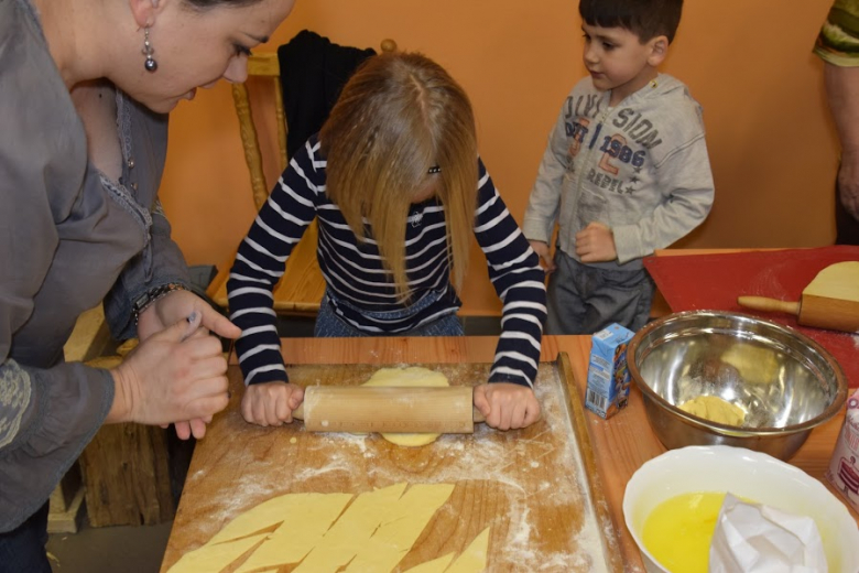 Podczas spotkania powstały przepyszne pączki i faworki