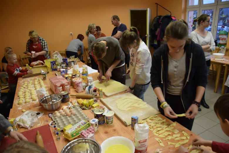 Podczas spotkania powstały przepyszne pączki i faworki