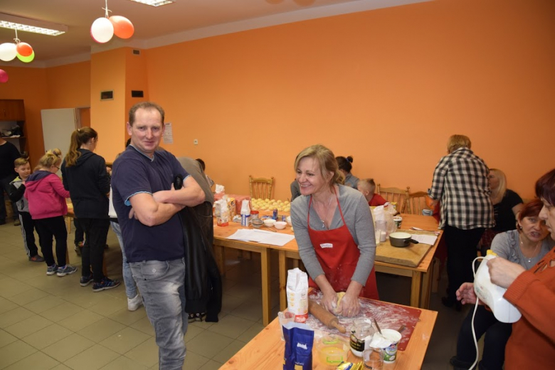 Podczas spotkania powstały przepyszne pączki i faworki