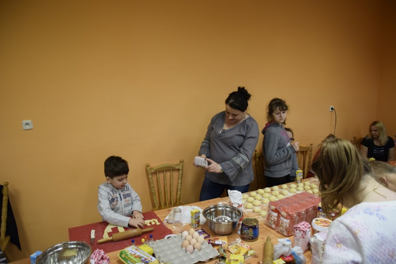 Podczas spotkania powstały przepyszne pączki i faworki