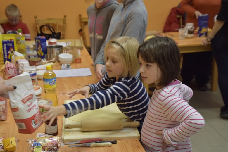 Podczas spotkania powstały przepyszne pączki i faworki