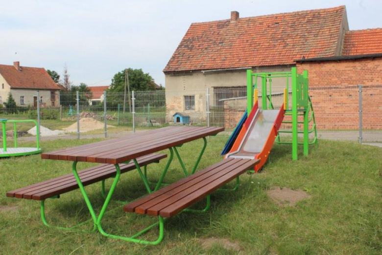 Nowe urządzenia na placach zabaw