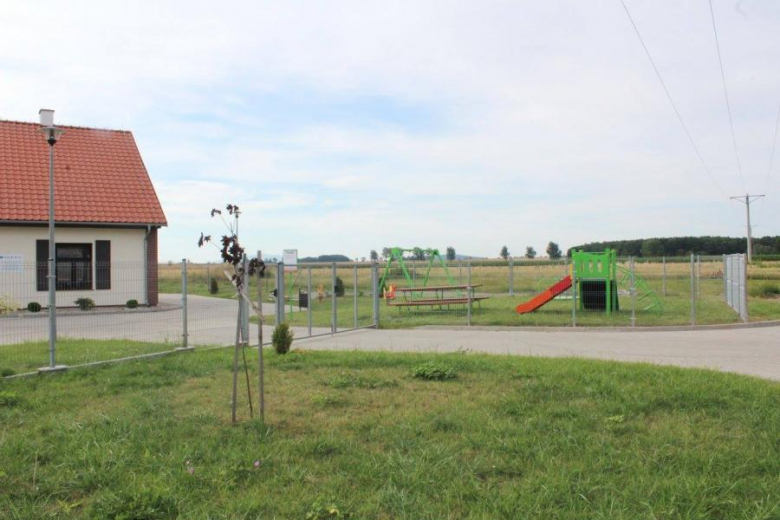 Nowe urządzenia na placach zabaw