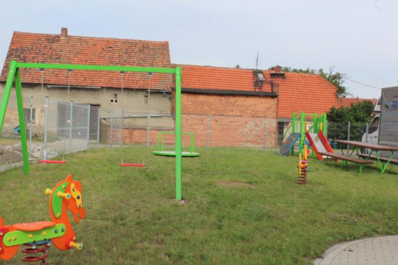 Nowe urządzenia na placach zabaw