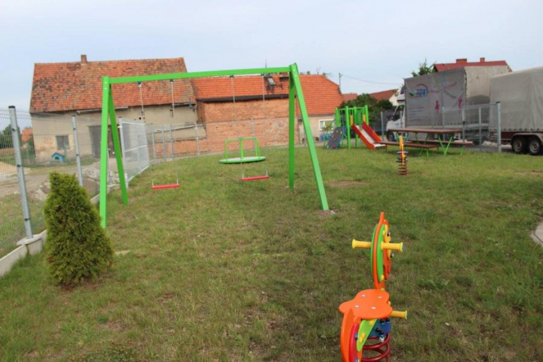 Nowe urządzenia na placach zabaw