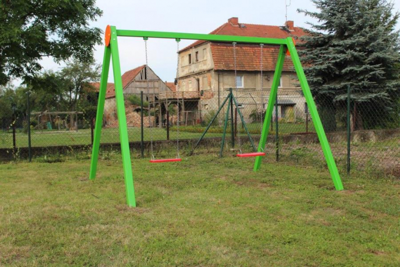 Nowe urządzenia na placach zabaw